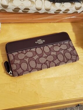 Coach Signature Accordion Full Zip Wallet Style F76638 Plum / Khaki ... Like New